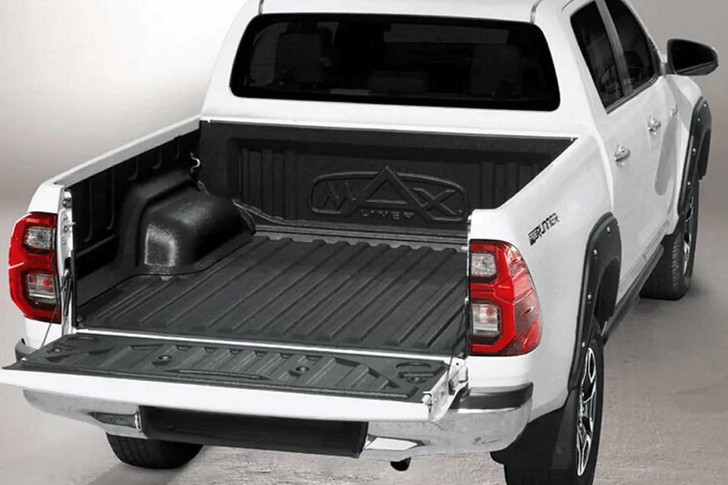 Toyota Hilux 2016+ 5 - Piece Liner - Anti Slip Finish - Eagle 4x4