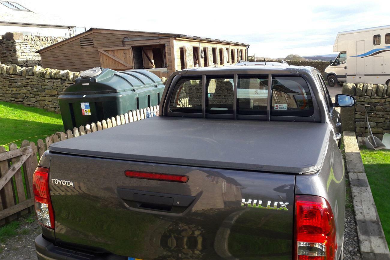 TOYOTA HILUX SOFT ROLL - UP TONNEAU COVER - FLASH COVER - FITS WITH LADDER RACK - Eagle 4x4