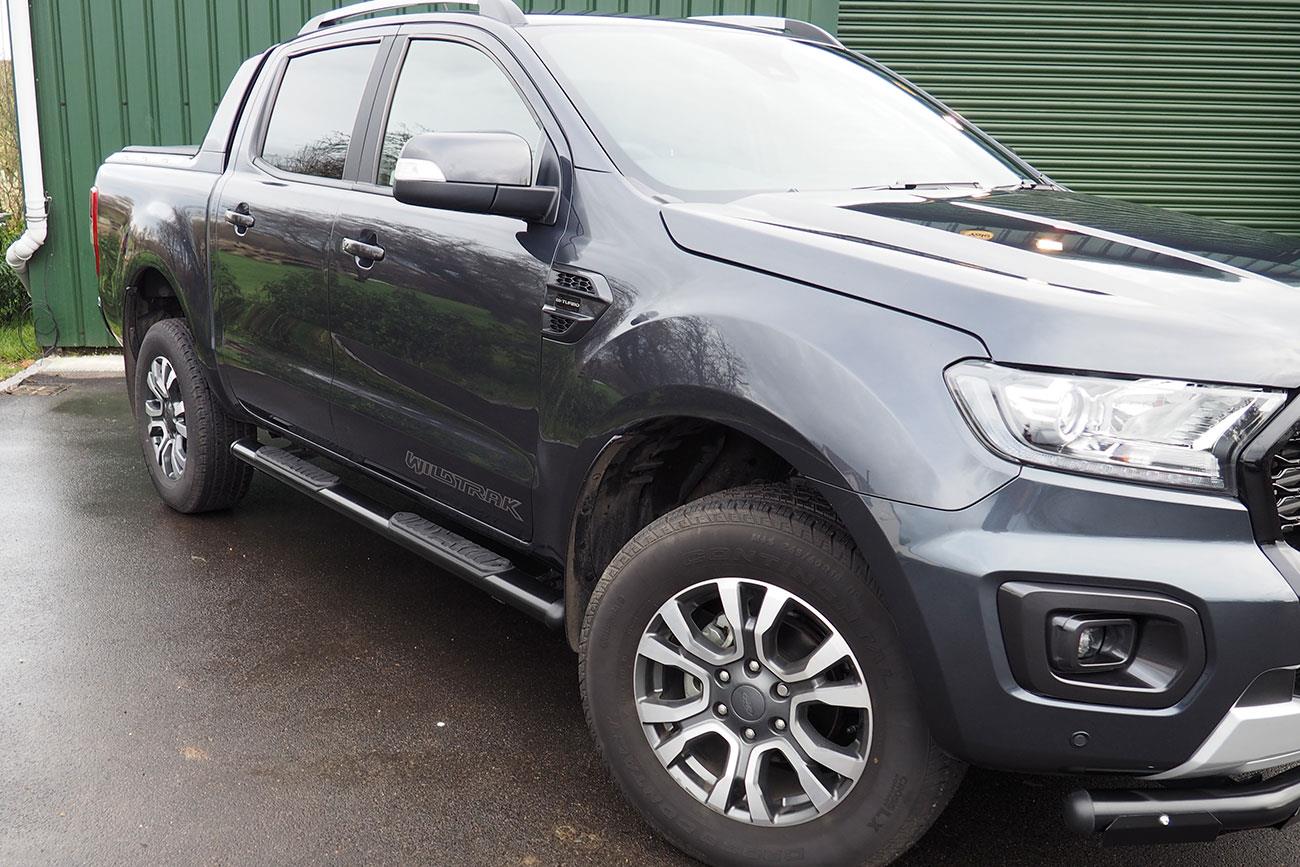 Toyota Hilux SpeedWay Oval Side Steps Black - Eagle 4x4